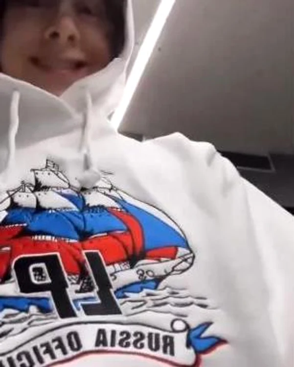 Laura Pergolizzi și hanoracul primit din Rusia FOTO: X