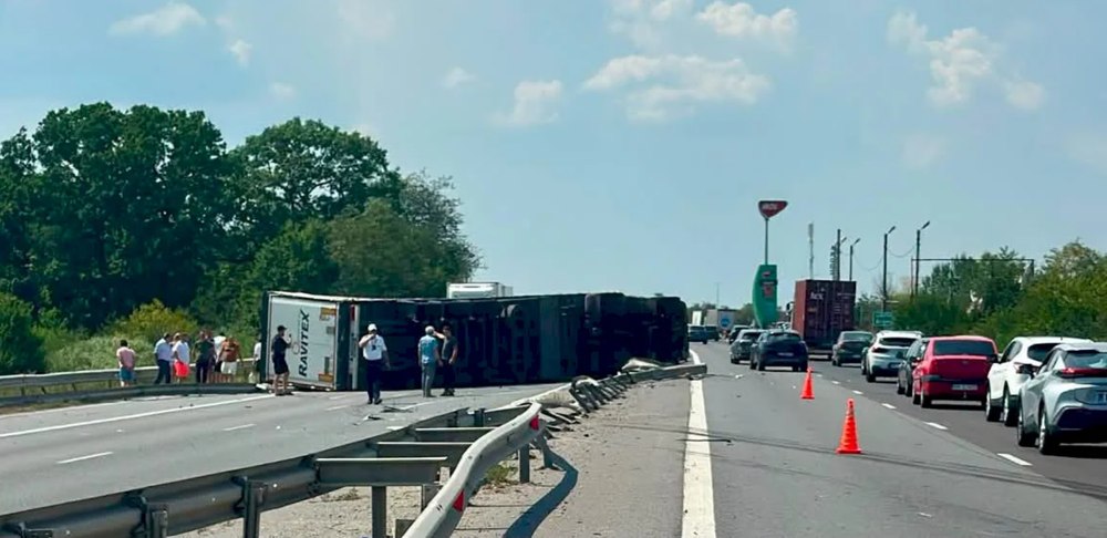 Trafic blocat pe Autostrada A1, un TIR s-a răsturnat și a făcut praf parapetul. Șoferul a fost rănit