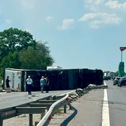 un tir s-a rasturnat pe A1 FOTO b365.ro