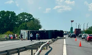 un tir s-a rasturnat pe A1 FOTO b365.ro