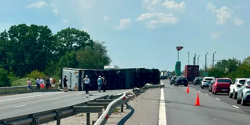 un tir s-a rasturnat pe A1 FOTO b365.ro