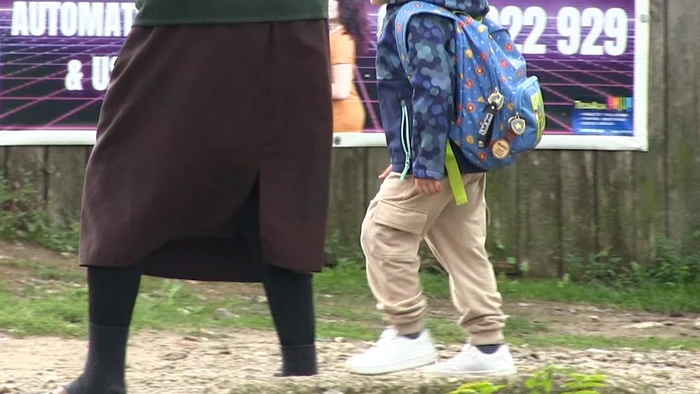 Un elev de 7 ani a fost terorizat de femeia de serviciu a școlii.