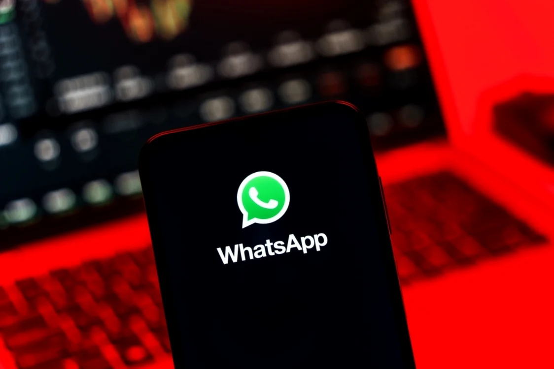 Telefon pe care este deschisă aplicația Whatsapp