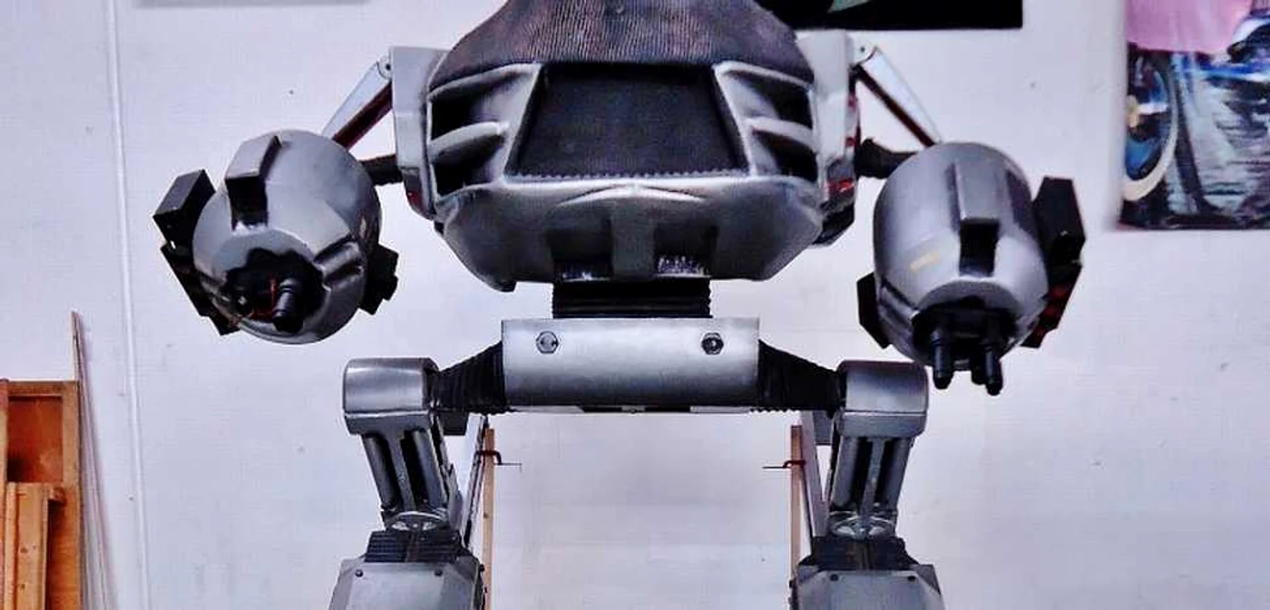 Robotul ED-209 este disponibil la suma de 25.000 de dolari. FOTO Hollywood Parts