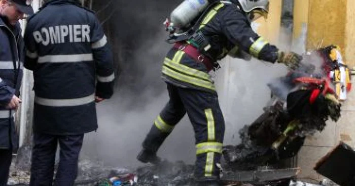 Iaşi: Incendiu provocat de un rest de ţigară
