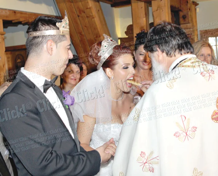 Diana a muşcat cu poftă din pişcotul oferit de preot