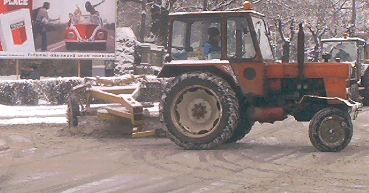 Râmnicu Vâlcea: Drumarii s-au luat la „trântă” cu iarna