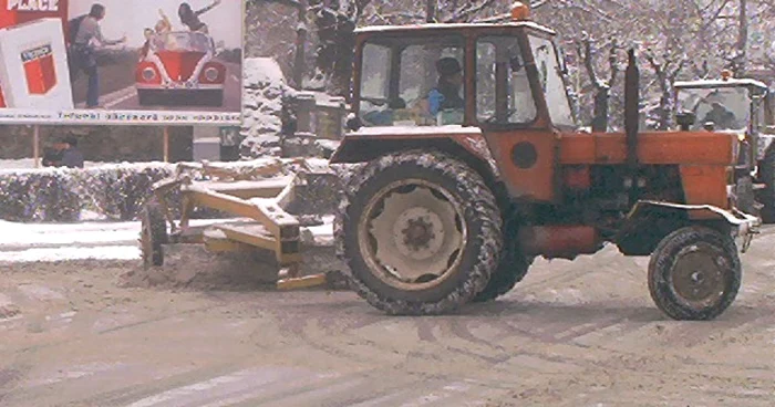 Râmnicu Vâlcea: Drumarii s-au luat la „trântă” cu iarna