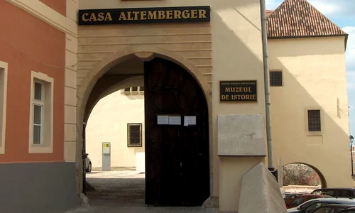 O bicicletă din lemn, din secolul al XIX lea, expusă la Muzeul de Istorie din Sibiu jpeg