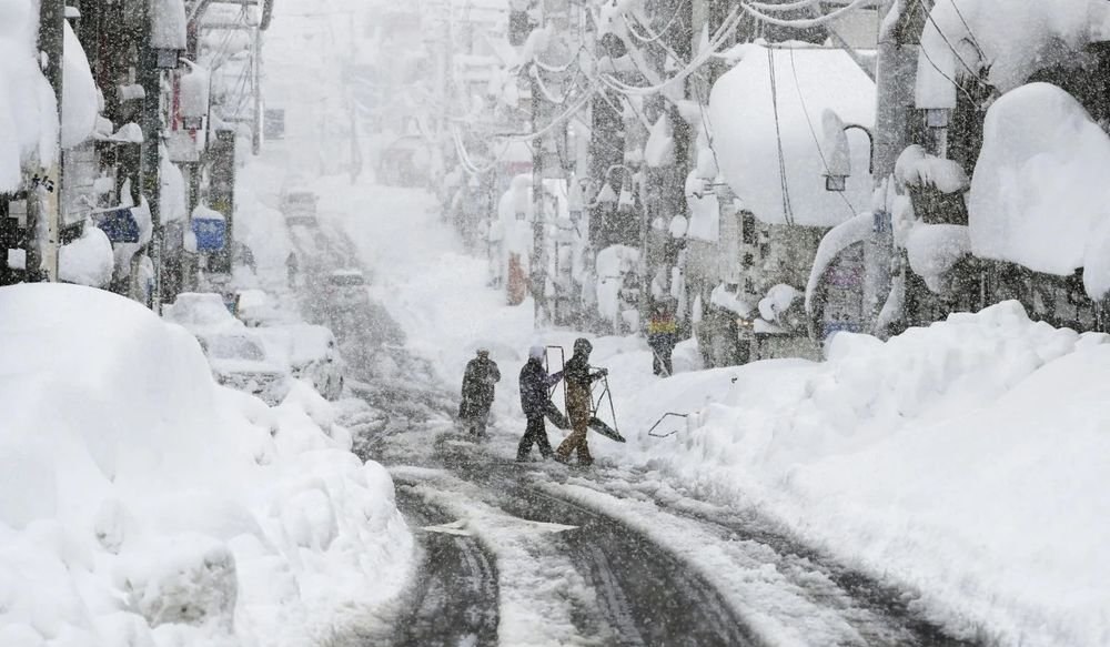 Japonia se confruntă cu un val excepţional de ninsori, care paralizează transportul şi activităţile obişnuite. Zăpada atinge și 3 metri
