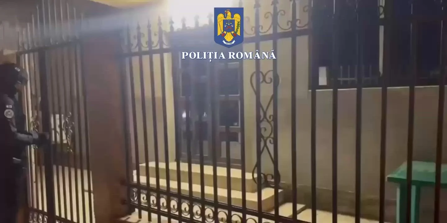 Șofer atacat în stil mafiot în trafic de membri ai „Cămătarilor”: au lovit geamurile mașinii cu cuțit și baston