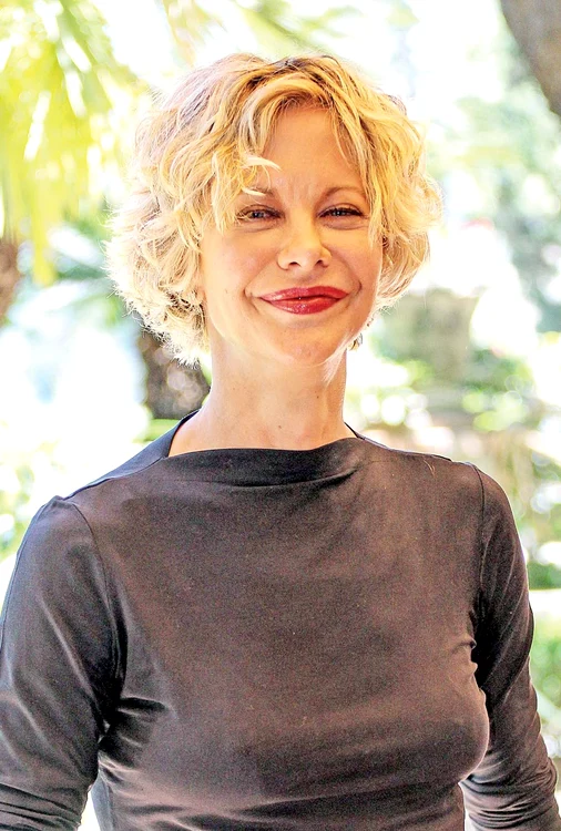 Meg Ryan (52 de ani), actriţă - începe seria operaţiilor în 2010 şi îşi face injecţii cu colagen în buze, lifting  facial, modelare pomeţi, ridicare sprâncene şi ochi