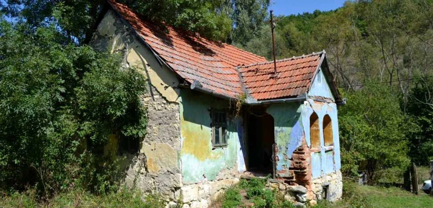 Locuință abandonată dintr-un sat „fantomă” din Alba FOTO Adevărul