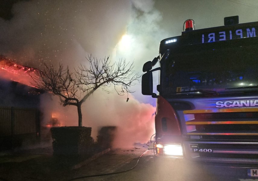 Închisoare pentru răzbunare. Un bărbat a dat foc intenționat casei unchiului său. Victima a fost salvată de un vecin