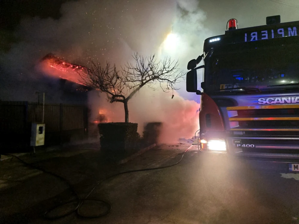 Incendiul a cuprins acoperișul pe o suprafață de 60 metri pătrați. FOTO ISU DB
