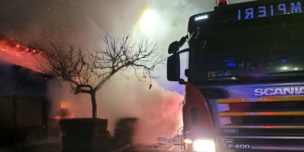 Incendiul a cuprins acoperișul pe o suprafață de 60 metri pătrați