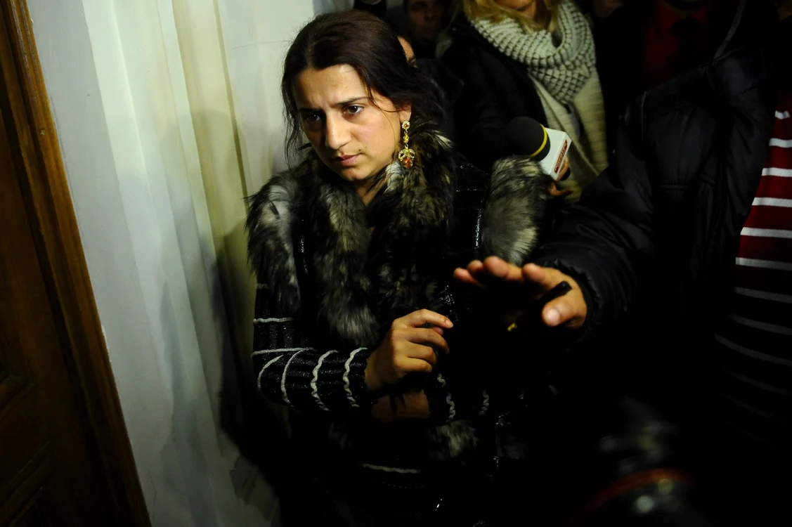 Roxana Lider, autointitulată "vrăjitoarea Vanessa", a părăsit joi arestul în care a fost încarcerată la finele anului trecut pentru că ar fi înşelat-o pe Oana Zăvoranu FOTO: Mediafax