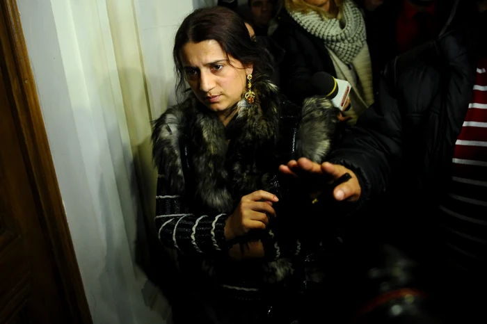 Roxana Lider, autointitulată "vrăjitoarea Vanessa", a părăsit joi arestul în care a fost încarcerată la finele anului trecut pentru că ar fi înşelat-o pe Oana Zăvoranu   FOTO: Mediafax