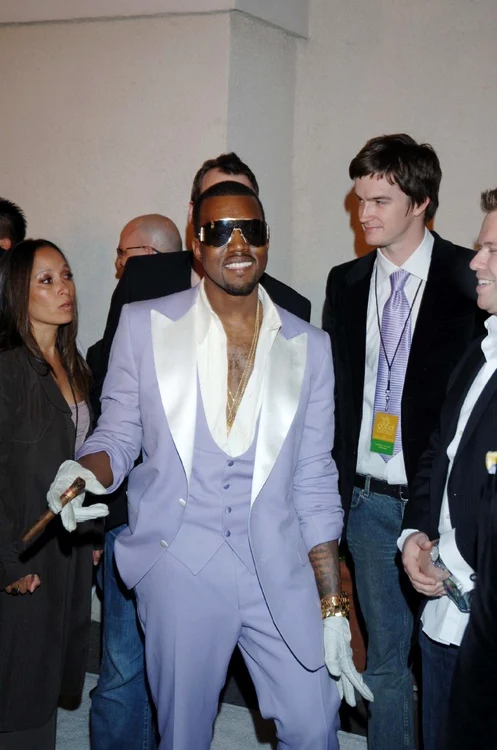 Kanye West, îmbrăcat în stilul lui Prince.