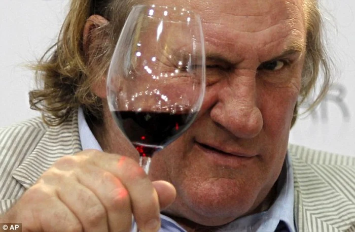 Actorul francez Gerard Depardieu, un celebru ubitor de vin roşu . FOTO tmjpainandtreatment.com