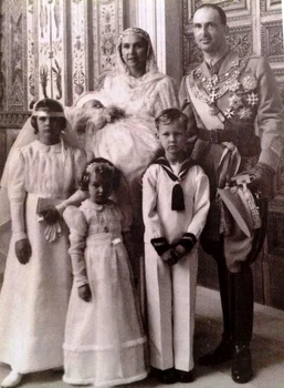 Umberto II al Italiei cu Marie Jose de Belgia și copiii Maria Pia, Vittorio Emanuele, Maria Gabriela și Maria Beatrice în brațele mamei, febr. 1943. FOTO: Casa de Savoia