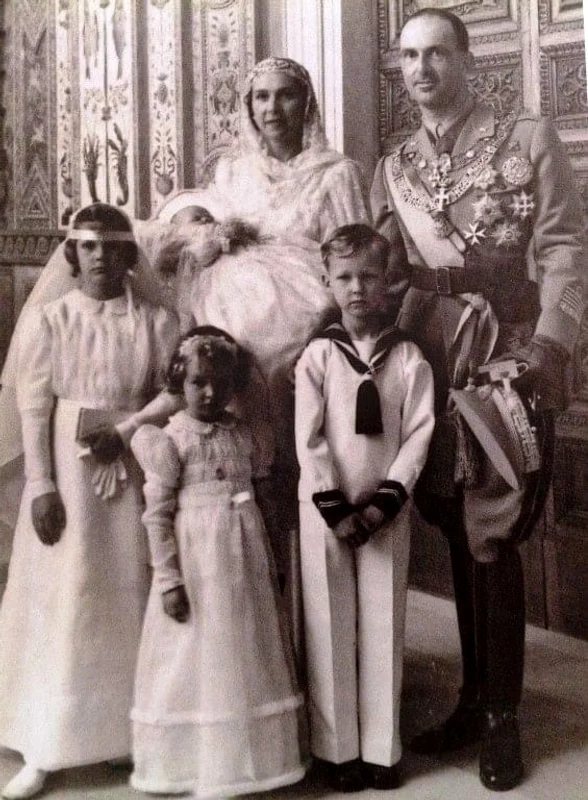 Umberto II al Italiei cu Marie Jose de Belgia și copiii Maria Pia, Vittorio Emanuele, Maria Gabriela și Maria Beatrice în brațele mamei, febr. 1943. FOTO: Casa de Savoia