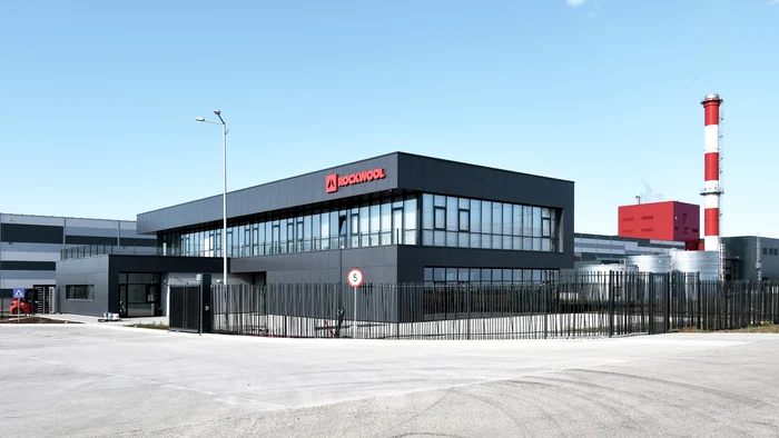 Fabrica Rockwoll este amplasată la aproximativ 10 km distanță de Ploiești