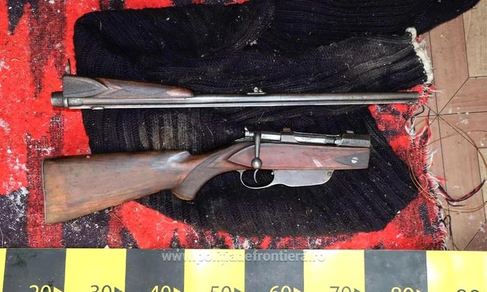 Aemelele si muniția au fost confiscate. FOTO Poliția de Frontieră