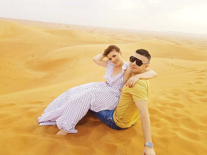 Diana Bişinicu şi soţul ei, în deşertul din Dubai