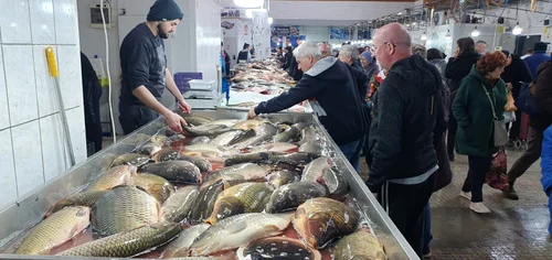 Piața Obor era plină, ieri, de oameni interesați să cumpere pește / Foto: Click!