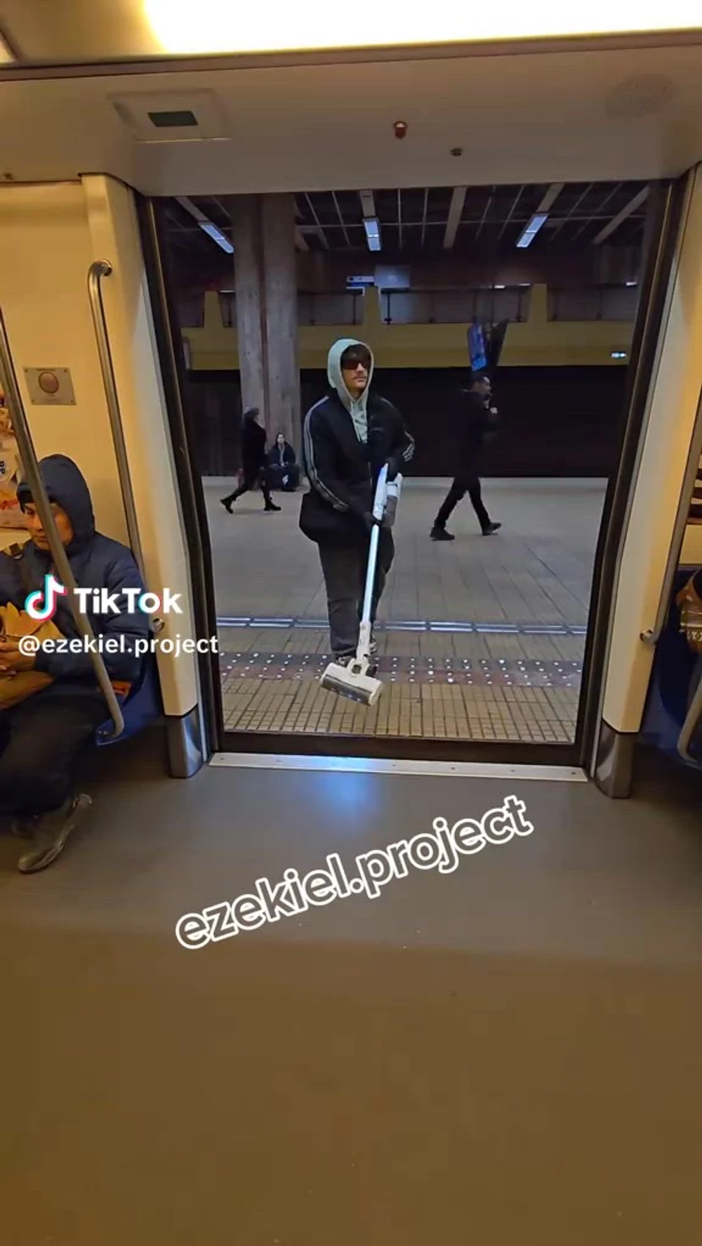 Moment viral într-un tren de metrou din Capitală. Un tânăr s-a filmat în timp ce dădea cu aspiratorul printre călători