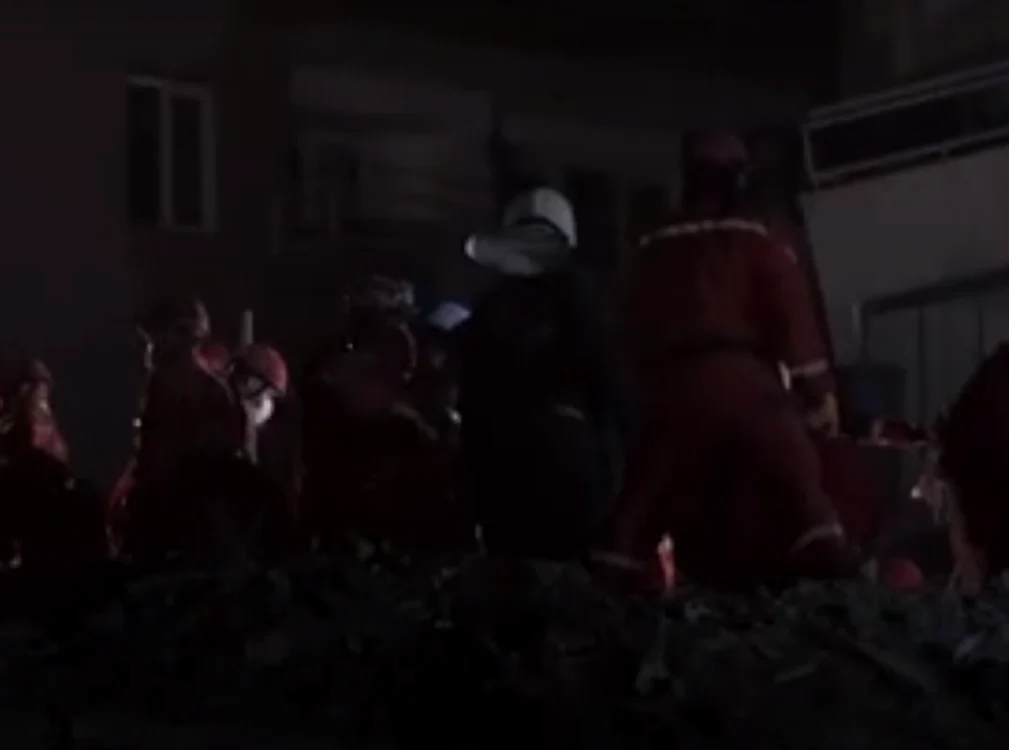 
    Un bărbat de 70 de ani din Turcia a fost salvat de sub dărâmături după 33 de ore, în urma cutremuruluiFoto: Captură Video  