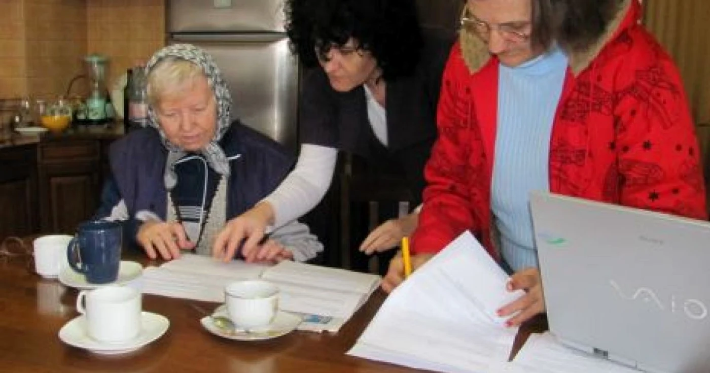 Vecinii Aqualand de pe strada Horia semnează petiţia către Primărie