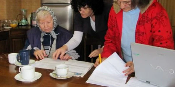 Vecinii Aqualand de pe strada Horia semnează petiţia către Primărie