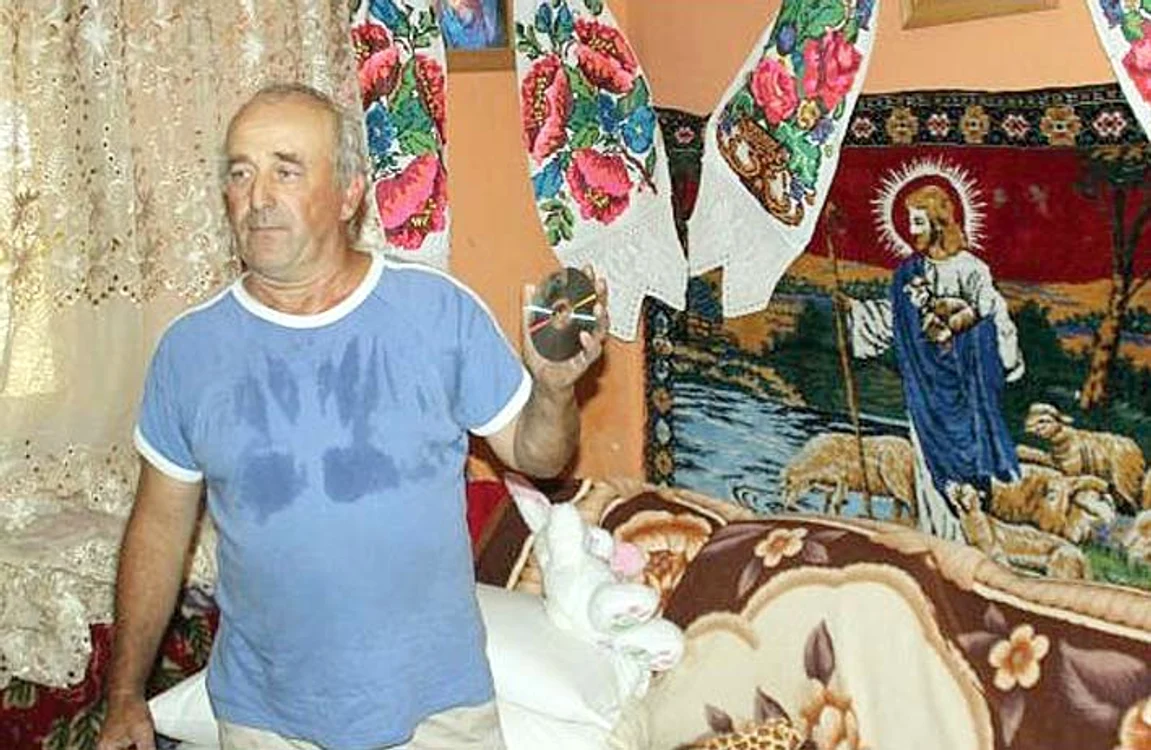 
    Gheorghe Chira e mândru de CD-ul lui  