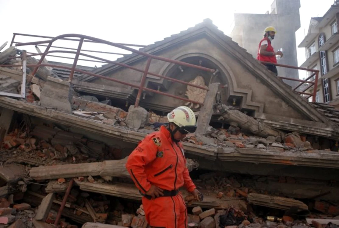 
    Nou cutremur în Nepal. Un salvator mexican a reuşit să înainteze cu greu printre dărâmăturifoto: AP  