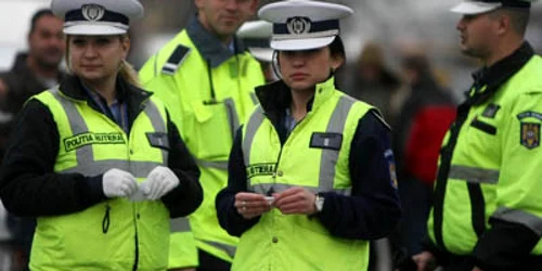 Polițistele au primit flori și dulciuri