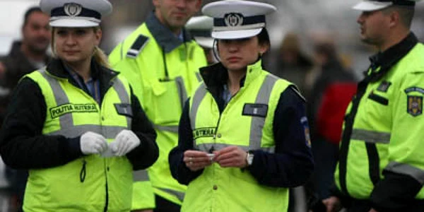 Polițistele au primit flori și dulciuri