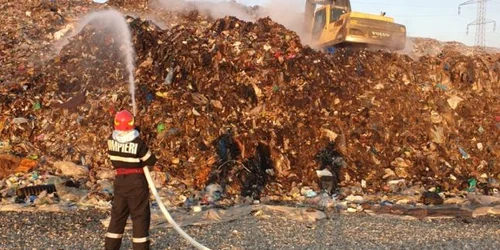 incendiu groapa de gunoi FOTO ISU Mehedinti 