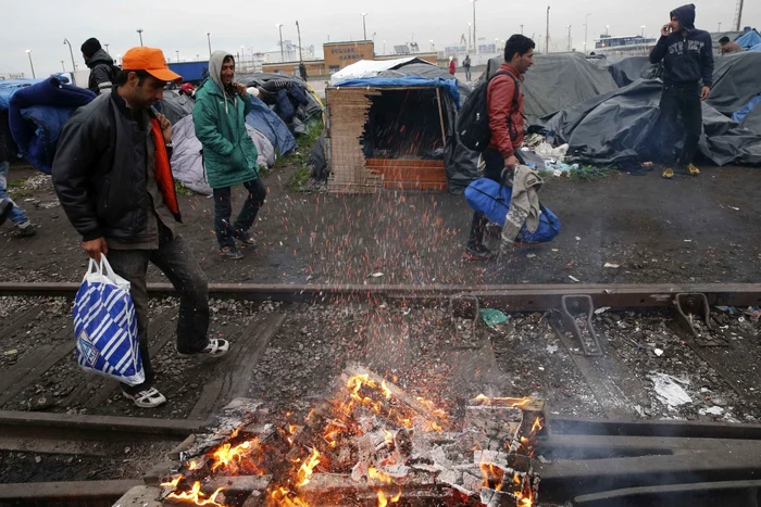 Imigranţi care voiau să ajungă în Marea Britanie, evacuaţi de poliţia franceză FOTO Reuters