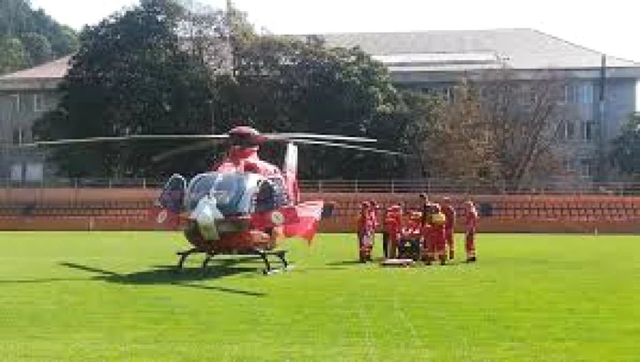 Transferul pacientului la Iaşi a fost făcut cu un elicopter SMURD FOTO Monitorul Neamţ