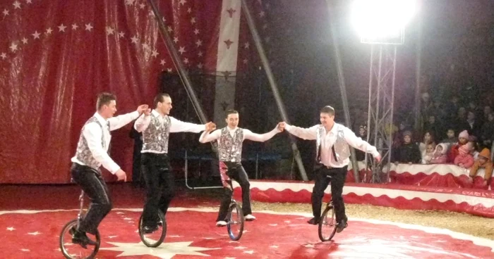 Acrobaţii pe biciclete au încântat publicul. Foto: Bogdan Nistor