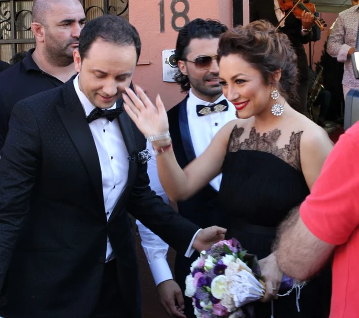 După ce a venit şi Andra, îmbrăcată într-o rochie lungă, neagră, cei patru au plecat înspre biserică