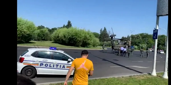 Un elicopter militar american UH-60 Black Hawk a aterizat forţat în Piaţa Charles de Gaulle. FOTO PAPPICS