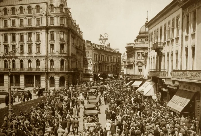 Aglomeraţie de nedescris în trecut pe Calea Victoriei FOTO enciclopedie.info