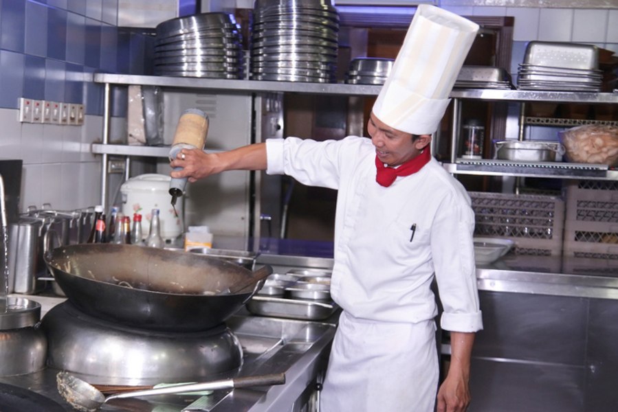 Un lanţ de restaurante renunţă la angajarea de muncitori asiatici: va recruta 100 de români
