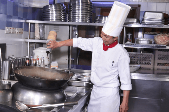 „Nepalezii sunt mai ieftini decât românii”. Declarația unui șef din HoReCa a reaprins dezbaterea despre salarii