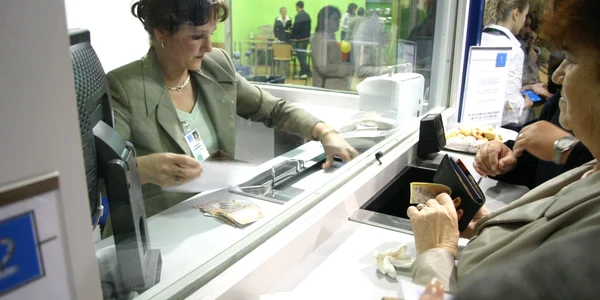 Mulţi români nu au mai reuşit în ultimii ani să economisească sau au ales să-şi păstreze mica agoniseală „la saltea“ FOTO Adevărul 