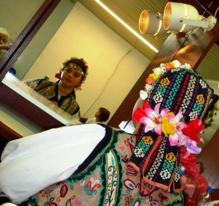 Denisa îndrăgeşte folclorul