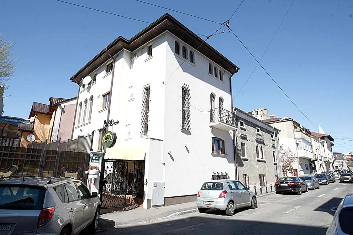 Restaurantul  se află pe strada  Crişana, nr. 21